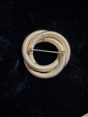 Sarah Coventry Gold Tone Brooch Pin Round Wreath Double Layer 1.25in Lady/ Gent