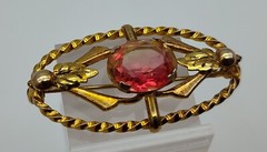Vintage Oval Red/Orange Variegated Stone Gold Tone Pin Brooch Lapel