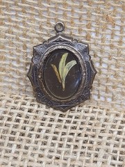 Antique Victorian Pressed Metal Resin Set Flower Pendant 1.5″