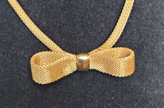Vintage Sarah Coventry Gold Tone Mesh Bow Choker Necklace Polished Knot
