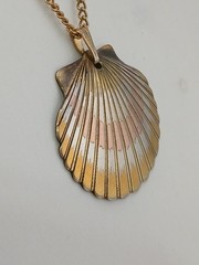 1970S Barton & REED Damascene Clam Shell Design Pendant Necklace