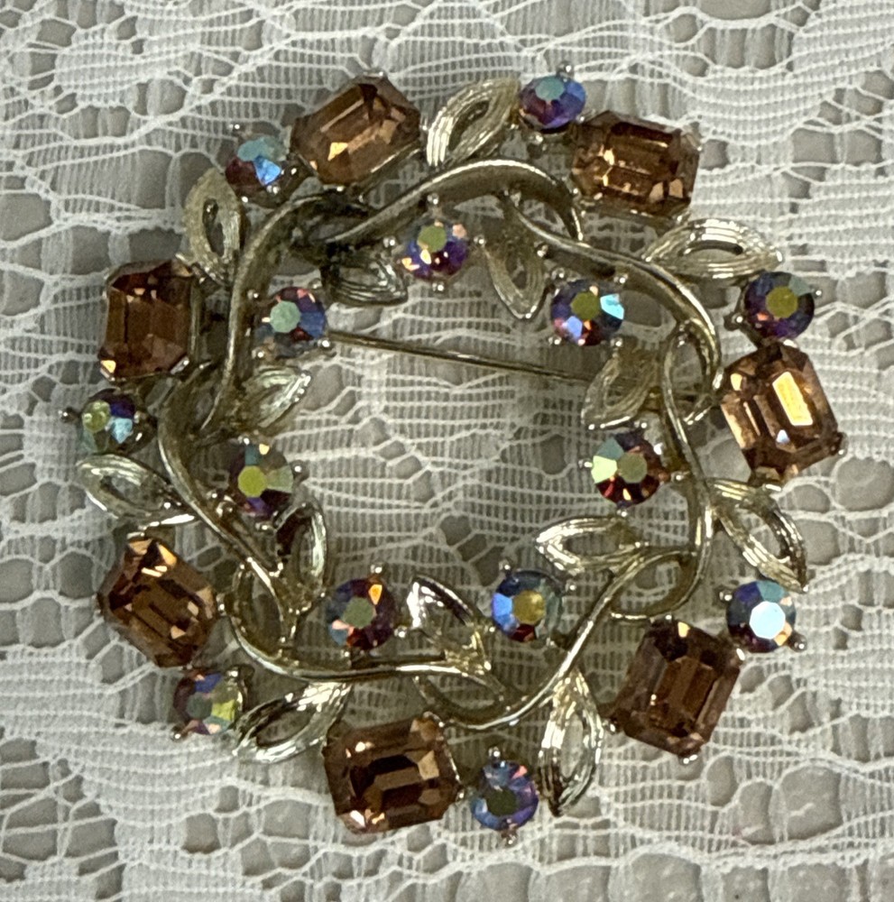 Lisner Vintage Broche Signed 2” D