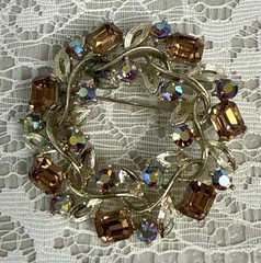 Lisner Vintage Broche Signed 2” D