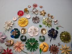 ViNTaGE 44 PiEcE MeTaL ENaMeL FLoWeR (33 PiN/10 ER/1 RiNg) LoT/CoLLecTiOn *READ*