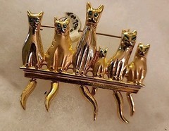 Green Eyed Cats Gold-tone Brooch Pin with Dangling Cat Tails 2.5″