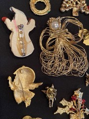 Vintage Christmas Holiday Jewelry Lot Brooches / Pins ~ Earrings ~ Key Ring