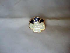 Vintage Cherry Blossom Cloisonne Black & White Enamel Gold Tone Scarf Clip