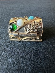 Vintage Avon 1974 Queen’s Ransom Treasure Chest Pill Box Pendant No Chain