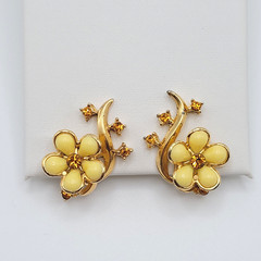 Pale Yellow Thermoset Flower w Orange Rhinestone Gold Tone Clip On Vtg Earrings