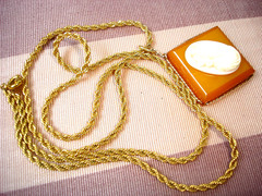 Vintage 1 In. Butterscotch BAKELITE Shell CAMEO Pendant Gold Tone Chain Necklace