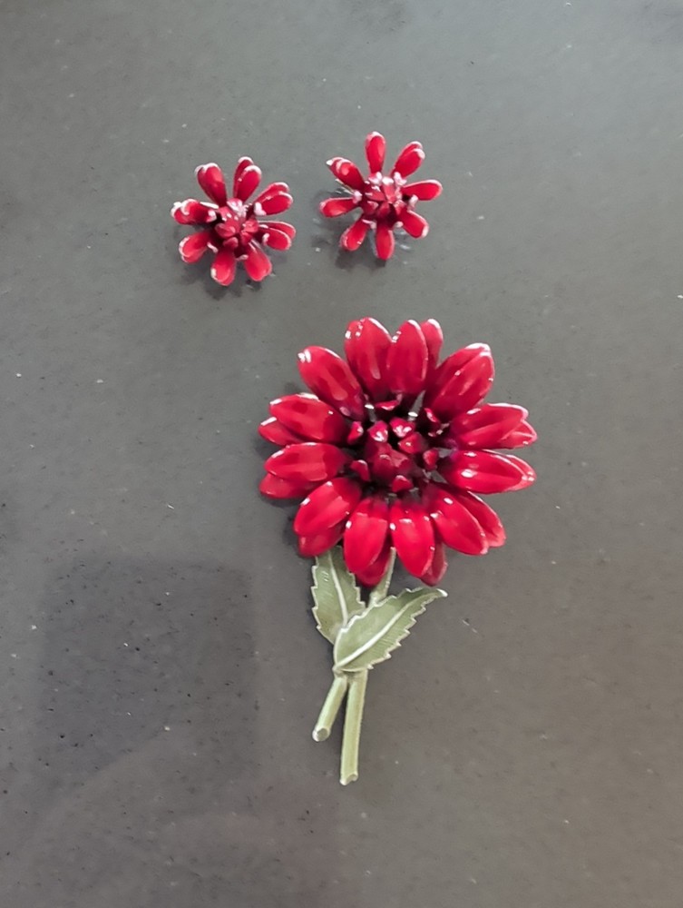 VINTAGE 1960s LARGE RED ENAMELED MULTI-LAYER FLOWER BROOCH & EARRINGS T14
