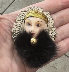 Vintage Glamorous Lady Real Fur Neck Scarf Gold Hat Pressed Aluminum Brooch Pin