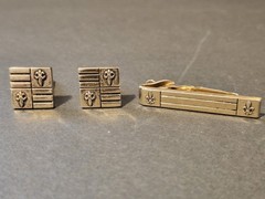 VINTAGE SWANK GOLD-TONE CUFFLINKS/TIE BAR SET/FLEUR-DE-LIS DESIGN MID-CENTURY