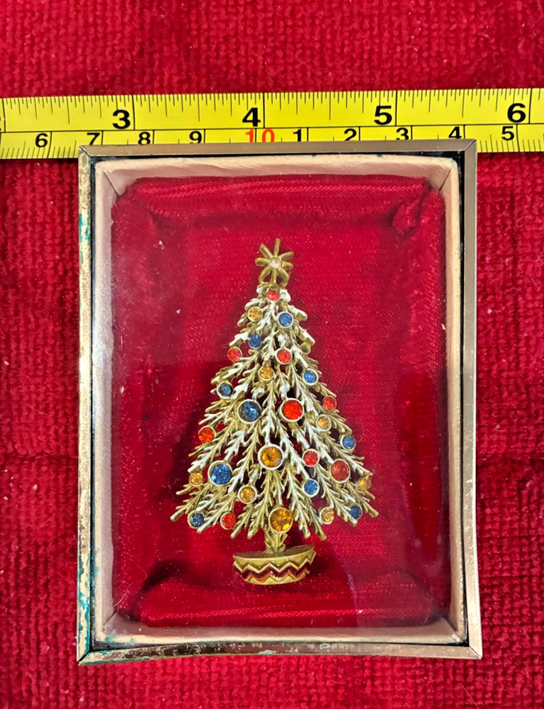 UNIQUE HOLIDAY SIGNED ART CHRISTMAS TREE ESTATE RHINESTONE FIGURAL BROOCH PIN NR