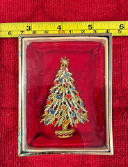 UNIQUE HOLIDAY SIGNED ART CHRISTMAS TREE ESTATE RHINESTONE FIGURAL BROOCH PIN NR