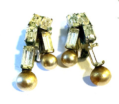 VINTAGE BEAU JEWELS FAUX PEARL AND RHINESTONE CLIP ON EARRINGS – ELEGANT