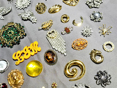 Costume Jewelry 65 + Lot Assorted Brooch & Pins Vintage To Now Gold Silver Tone