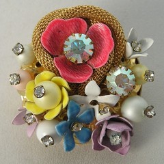 Stunning Vintage Gold tone Rhinestone w/Enamel Flowers w/Round Gold Mesh Pin