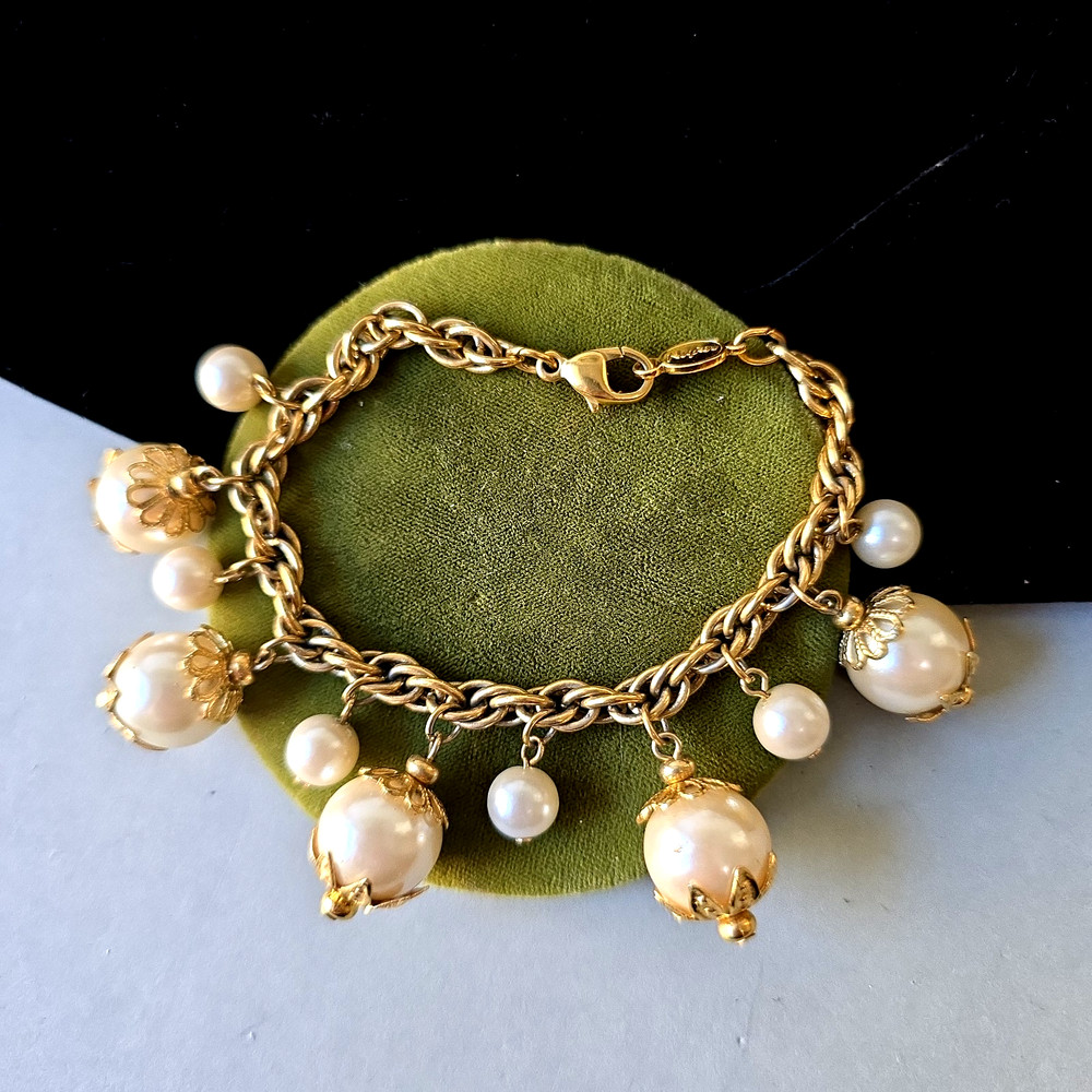 Vintage Napier Gold Tone Dangle Faux Pearls Charms Rope Chain Bracelet 7″ Wrist