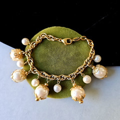 Vintage Napier Gold Tone Dangle Faux Pearls Charms Rope Chain Bracelet 7″ Wrist