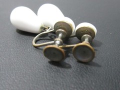WHITE MILK GLASS SCREW BACK VINTAGE EARRINGS TEAR DROP DANGLE