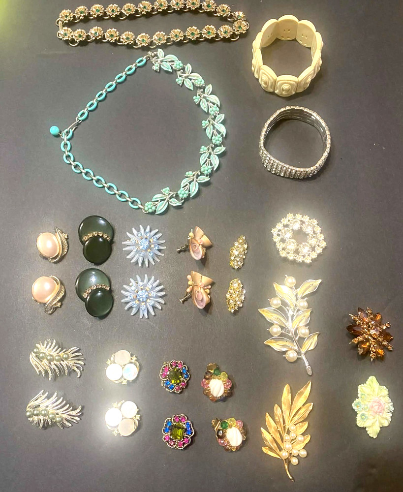 Vintage 18 Pieces LOT!! Signed Sarah Cov., Lisner, Trifari, Avon & W. Germany.