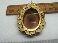 VINTAGE D&E JULIANA AMBER RHINESTONE and ART GLASS CAMEO BROOCH / 2 1/4″ x 2″
