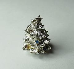VINTAGE CHARM MONET MULTICOLOR RHINESTONE SILVER TONE CHRISTMAS TREE 21MM’