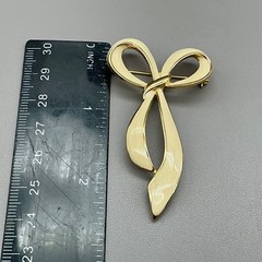 Vintage Brooch Women Cream Gold Tone Enamel Bow Ribbon Pin Jewelry 2.5 Inches
