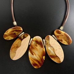 C 1946 Marbled Acrylic/Wood Ovals Faux Leather Cord Statement Gold Tone Necklace