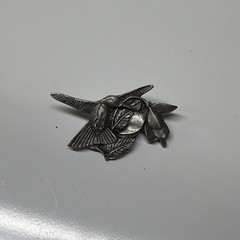 BIRDS AND BLOOMS PEWTER HUMMINGBIRD PIN BROOCH PREMIER ED 1995. Simulated