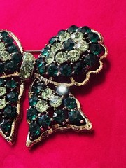 Vintage Weiss Bow Brooch Pin Green Rhinestone Irradiated