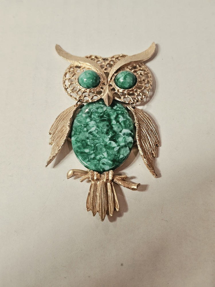 vintage articulated owl pendant necklace features a gold-tone finish, green faux