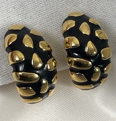 Vtg Signed Graziano Raised Gold Tone Design & Black Enamel Clip On Earrings 1”