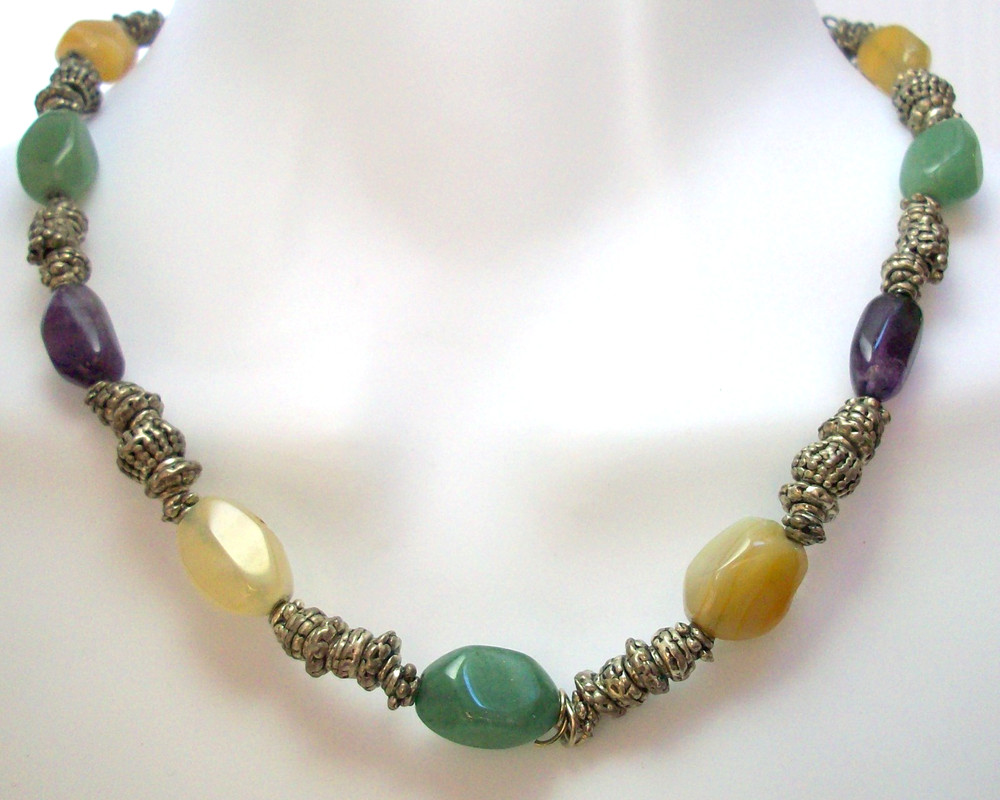 VINTAGE NECKLACE NATURAL STONES GREEN PURPLE CREAM SILVER TONE METAL