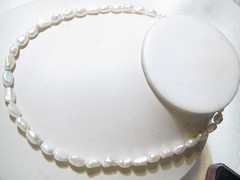 PRETTY 18″ LARGE WHITE BAROQUE PEARLS NECKLACE WITH STERLING SILVER CLASP