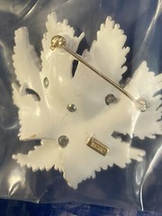 Preowned “CROWN TRIFARI”Brooch White Enamel 7 Rhinestones Check Pictures