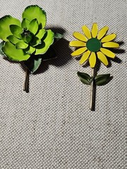 FLOwER PoWeR Pin Lot PLuS One Pair EaRiNgS!