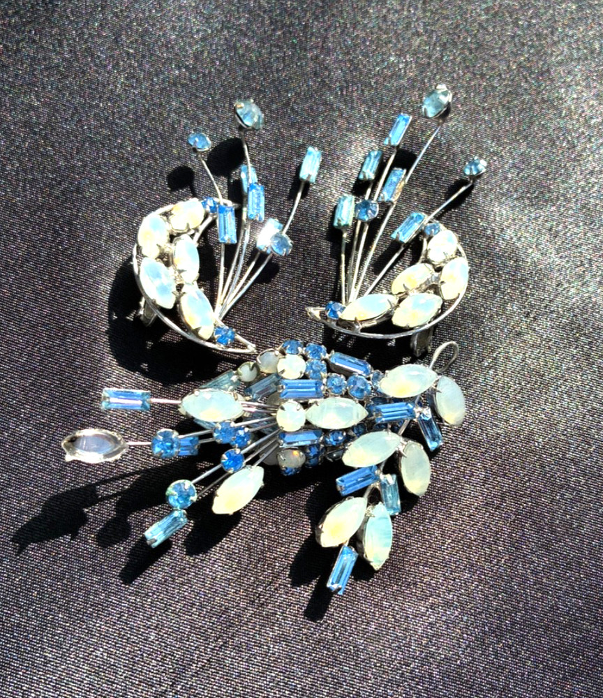 GORGEOUS VINTAGE KARU PALE BLUE RHINESTONE & CLIP EARRINGS PIN SET