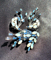 GORGEOUS VINTAGE KARU PALE BLUE RHINESTONE & CLIP EARRINGS PIN SET