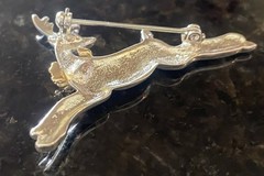 ALWAYS COMBINED SHIPPING VTG Silver & Gold Tone Flying Reindeer Lovely Blue Eye