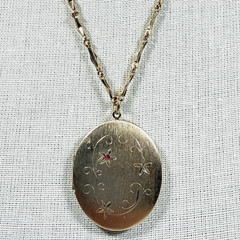 Vintage Locket Pendant Necklace Gold Tone Etched Pink Stone 24″ Chain