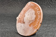 Vintage round shape shell cameo, “Woman’s profile” (92.5ct), sign by artist box.