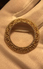 VTG TRIFARI GOLD TONE ROUND OPEN CIRCLE 1 1/4” BROOCH PIN TEXTURED