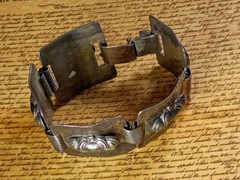 Vintage Silver plated Hammered Metal Bracelet w 5 Crowns Panel Clasp Bracelet