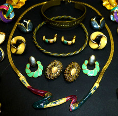 Vintage retro gold tone jewelry lot 1980’s necklace earrings bracelet enamel