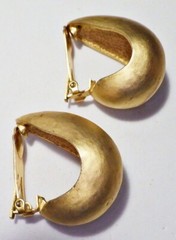 Vtg Signed CASUAL CORNER Lg Chunky Domed J-Shaped Matte Gold Plate Clip Earrings