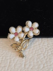 VINTAGE WHITE ACRYLIC DAISY FLOWER ON STEM w PINK CRYSTAL CENTER PIN-1.5″L☆#99