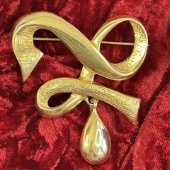 Vtg CASUAL CORNER Pin Brooch Signed Gold Tone Twisted Ribbon Articulated Drop