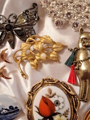 Vintage To Now Brooch Pin Lot Mixed Theme Gold-tone Silvertone Rhinestone…